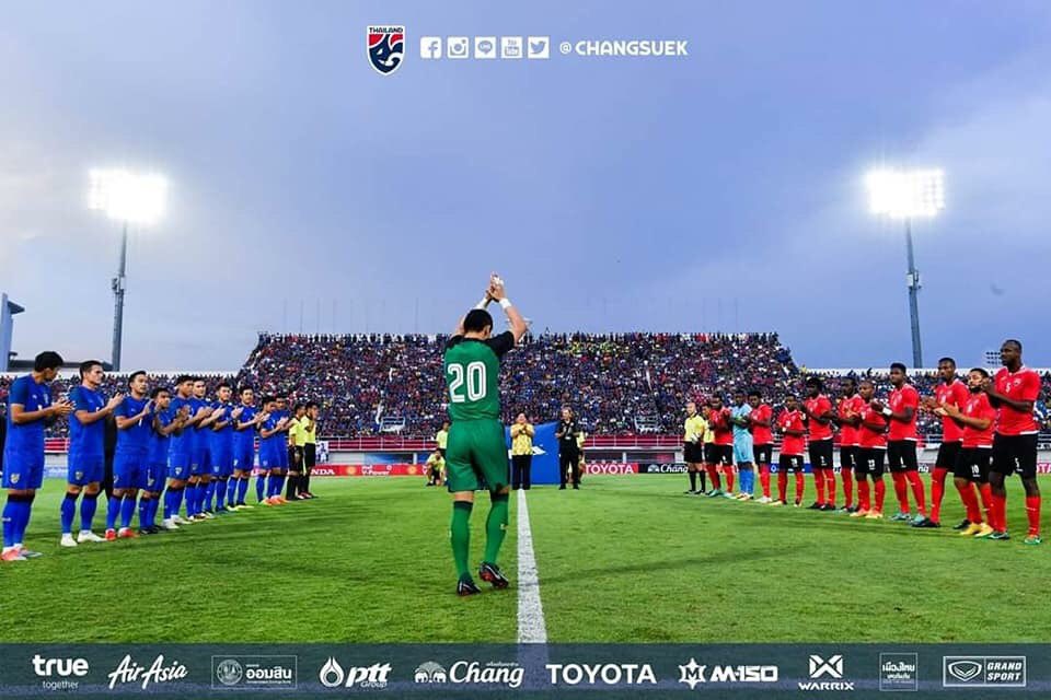 Changsuek_TH's tweet photo. ประมวลภาพบรรยากาศ #Thelastsave แมตช์อำลา #สินทวีชัย วันที่ 14 ตุลาคม 2561 ณ สนามกีฬากลาง จังหวัดสุพรรณบุรี ซึ่งเป็นแมตช์สุดท้ายในการอำลาทีมชาติไทยของสินทวีชัย >> https://t.co/Pbu7cu5f2X
#ช้างศึก #เชียร์ไทยใช้ใจล้วนๆ #Thailand #บอลไทย #ฟุตบอลไทย #Sinthaweechai #persibbandung https://t.co/FKwcNTITdu