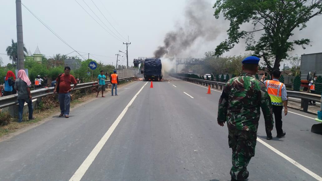 Kebakaran kend trul Di km 74 arah jakarta jalan tol tangerang-merak