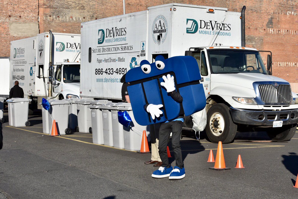mykcrawford's tweet photo. #ShredTober Monday morning @watrust employees helped fight fraud with a free document shred day AND handed out free coffee ☕️ and donuts 🍩 in downtown Spokane. That’s #watrustology with @KHQLocalNews! #spokane #ad https://t.co/pEP2SkChi5