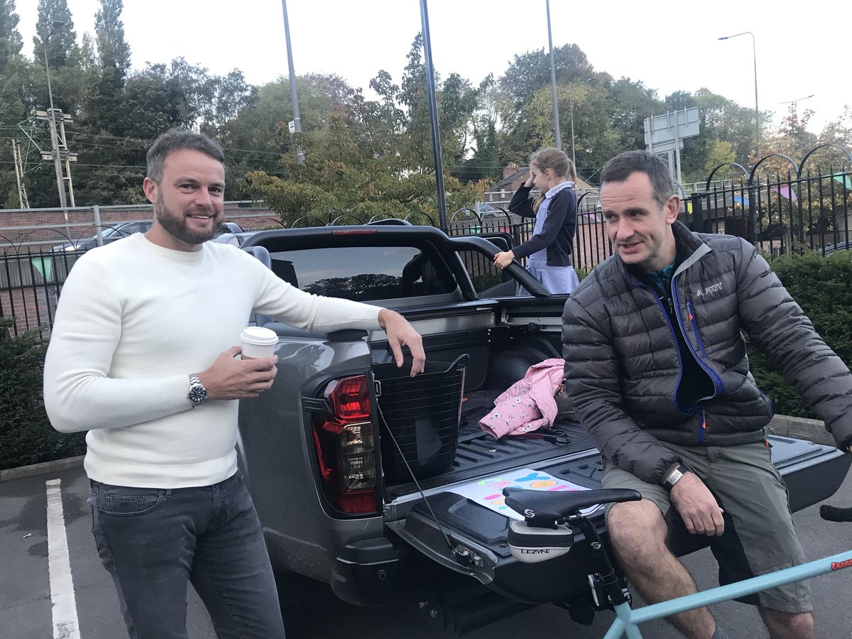 CCrossfield's tweet photo. Bit of chat before the big race #manvmachine @MPG_Manchester @mahdloyz https://t.co/2lKXKWMsLm