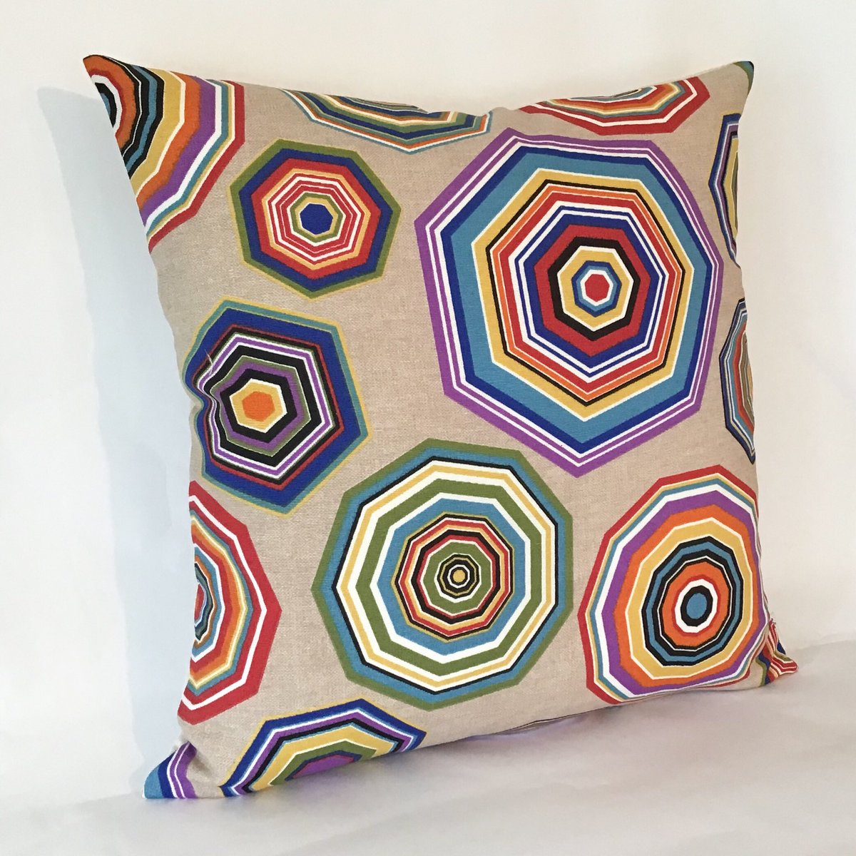 Who loves a good #geometric shape? This design is full of #nonagons & #heptagons - are your eyes spinning? 🤪
#geometric #retrocushion #retrostyling #retrointeriors #interiorstyling #etsy #giftideas #womaninbiz #earlybiz #QueenOf #cavetsy #etsymntt #wnukrt