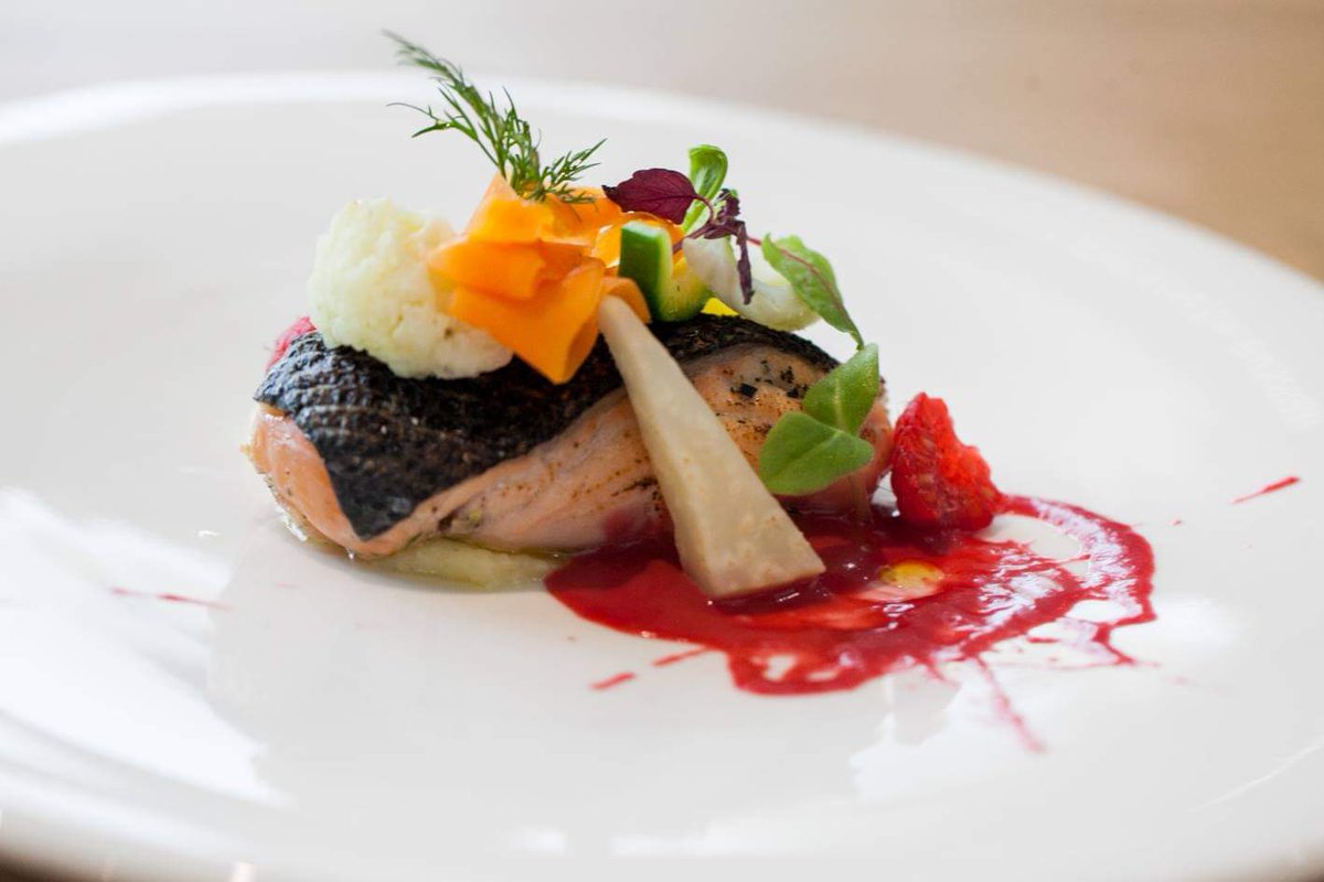 ChicChefs's tweet photo. Salmone Norvegia in porchetta con crema di mais, salsa al burro, lamponi e verdure, il secondo che Andrea Alfieri del Ristorante Grand Royal di Courmayeur propone per il "temporary menu" di Aromatica
.
.
.
#andreaalfieri #ristoranteGrandRoyal #chicchef #charmingitalianchef https://t.co/LndeI7ysg7