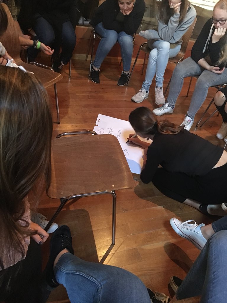 Zeynep65985754's tweet photo. Gruppenarbeit #fusion #sc2018_02 https://t.co/PqyxU9Ybfc