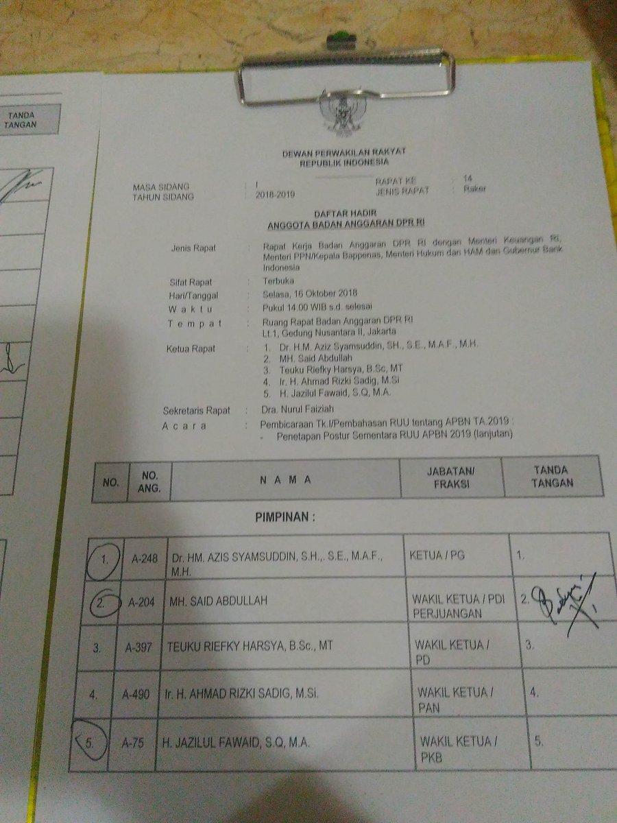 wikidpr's tweet photo. #banggar dijadwalkan raker pukul 14:00 WIB.
Dan hingga pukul 14:15 WIB baru tampak 1 orang anggota
yaitu Ceu Popong @Golkar5 #jabar1 yang hadir di ruangan. https://t.co/RsF1fgiYyG