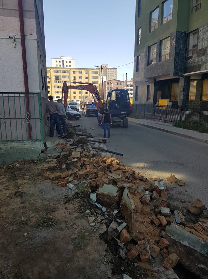 Явган хүний зам барих ажил үргэлжилж байна. 1-р төрөх орчмын газрыг чөлөөлж байна. Сайхан замтай болно.