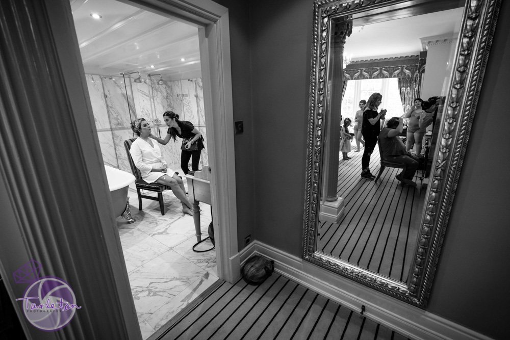 Getting ready with your bridesmaids is memorable too! 📸📸