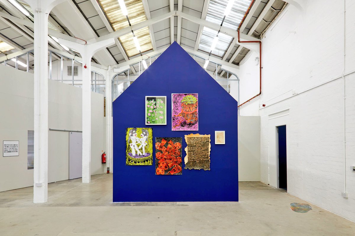 eprjcts's tweet photo. Love love love this image, so excited to be able to work with such amazing artists - @LadySkollie in the centre on House, Jenny Holzer on the left and Samara Scott in the ground to the right ✨💥🌈 #jennyholzer #samarascott #ladyskollie #ep10yearsold #thisisthegalleryX https://t.co/OOW64tR9fF