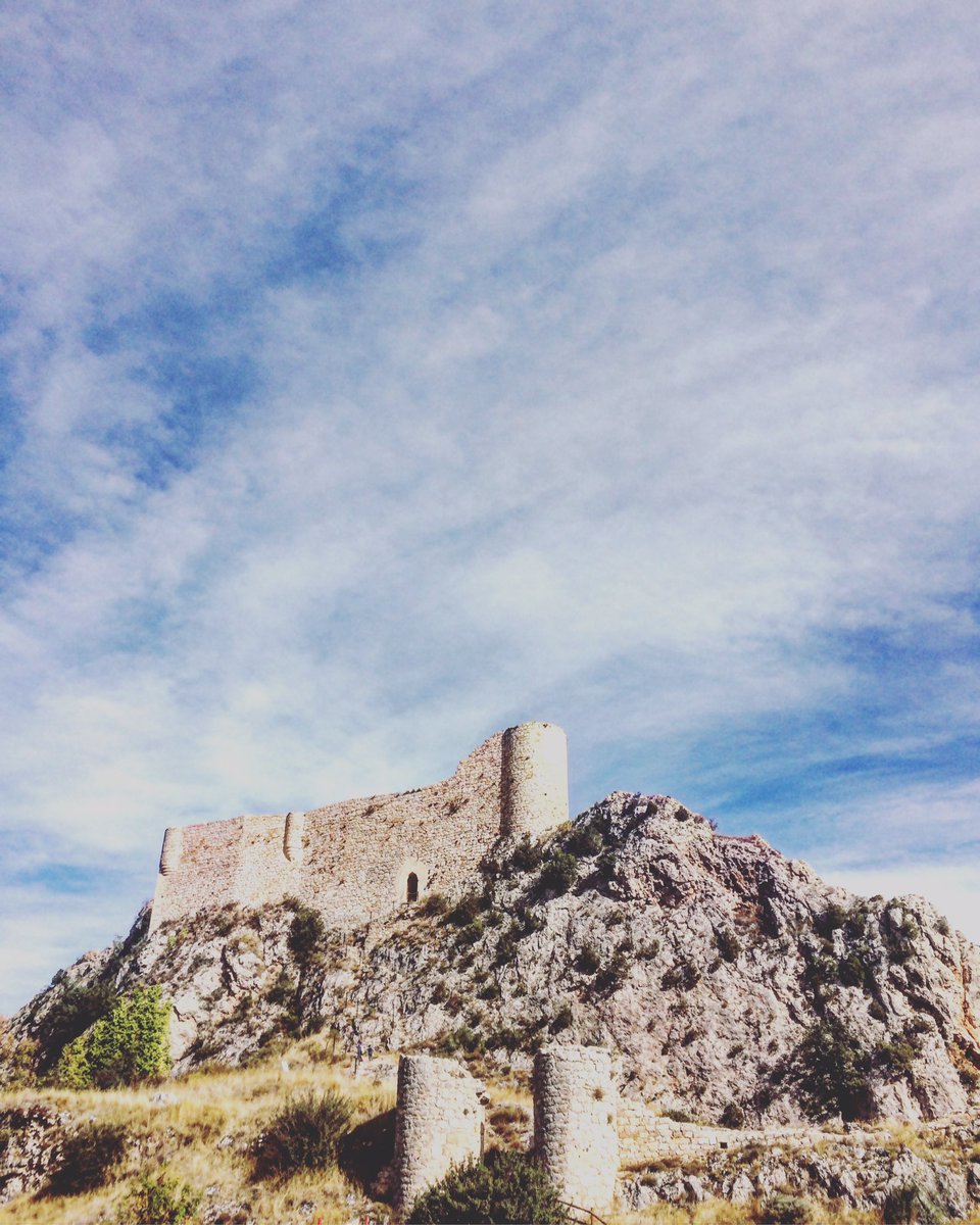 Castillo de los Rojas en Poza de la Sal, Bureba (Burgos) #lugaresbonitos #patrimonio @BurgosTur @CyLesVida @CastillosdeEspa @patrimonio