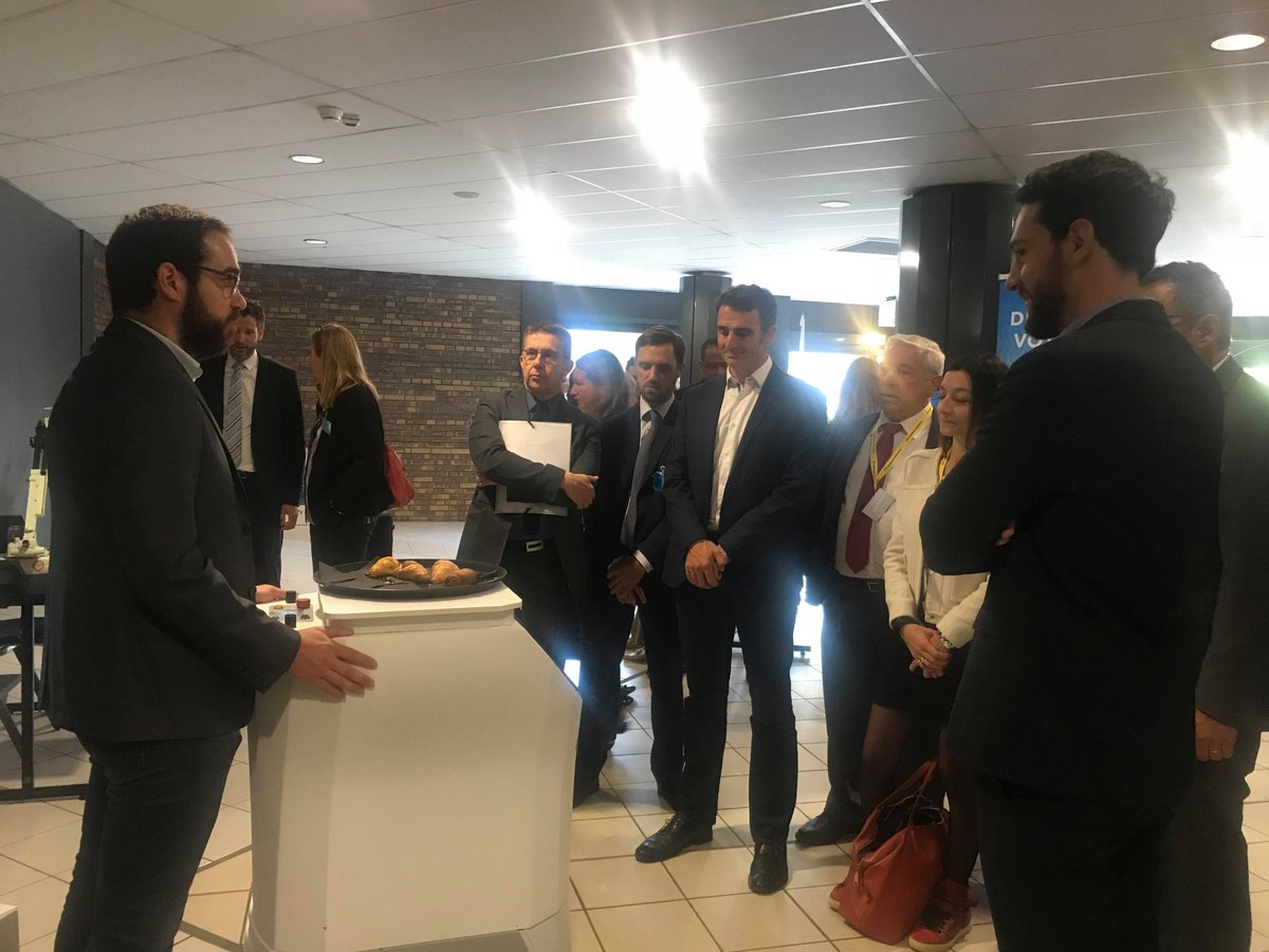 MEANWHILE_FR's tweet photo. @MEANWHILE_FR présente sa solution robotique collaborative mobile « L’original » à @EricPiolle , maire de Grenoble lors des Assises de l’achat public. @Minalogic #SmartRobotic #SmartSolution #Cobotique #Innovation https://t.co/olhpz6vCWz