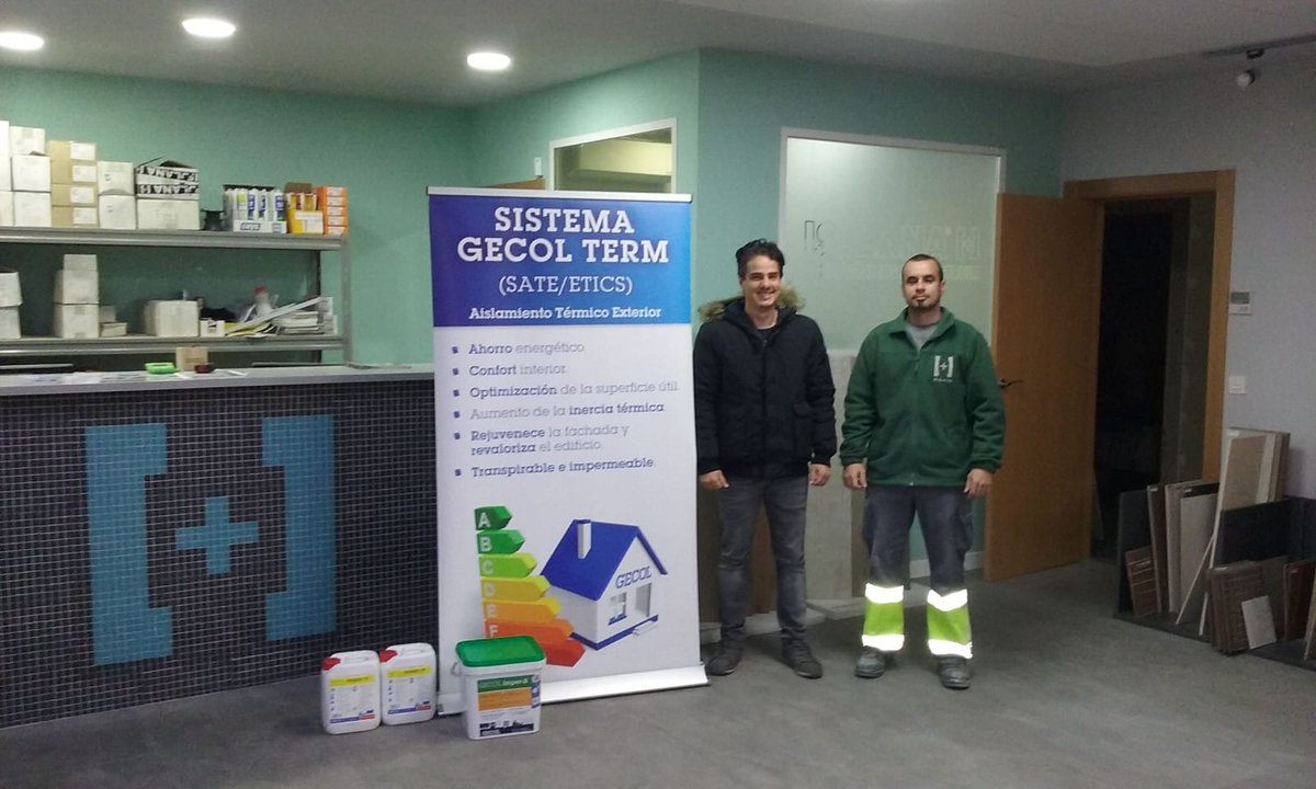 GECOLoficial's tweet photo. Hoy nuestro Técnico-Comercial @DSanchezGECOL  está informando sobre nuestros productos en @Isolana1 Salamanca de Matedecó con la compañía de José Luís Sánchez, delegado, y Álvaro Colmenar, encargado de almacén.
#GECOLequipo #SiempreCerca #GECOLpva https://t.co/UhQwtxcrLy