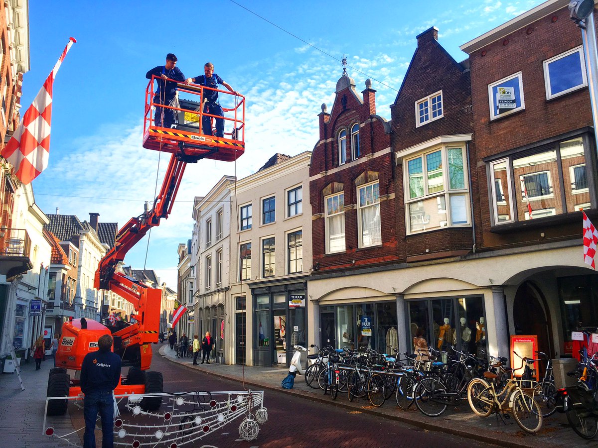 22 Graden op een zonnige 16 oktober <a href="/VughterstraatDB/">Vughterstraat</a> Hoog tijd voor de kerstverlichting 🎄