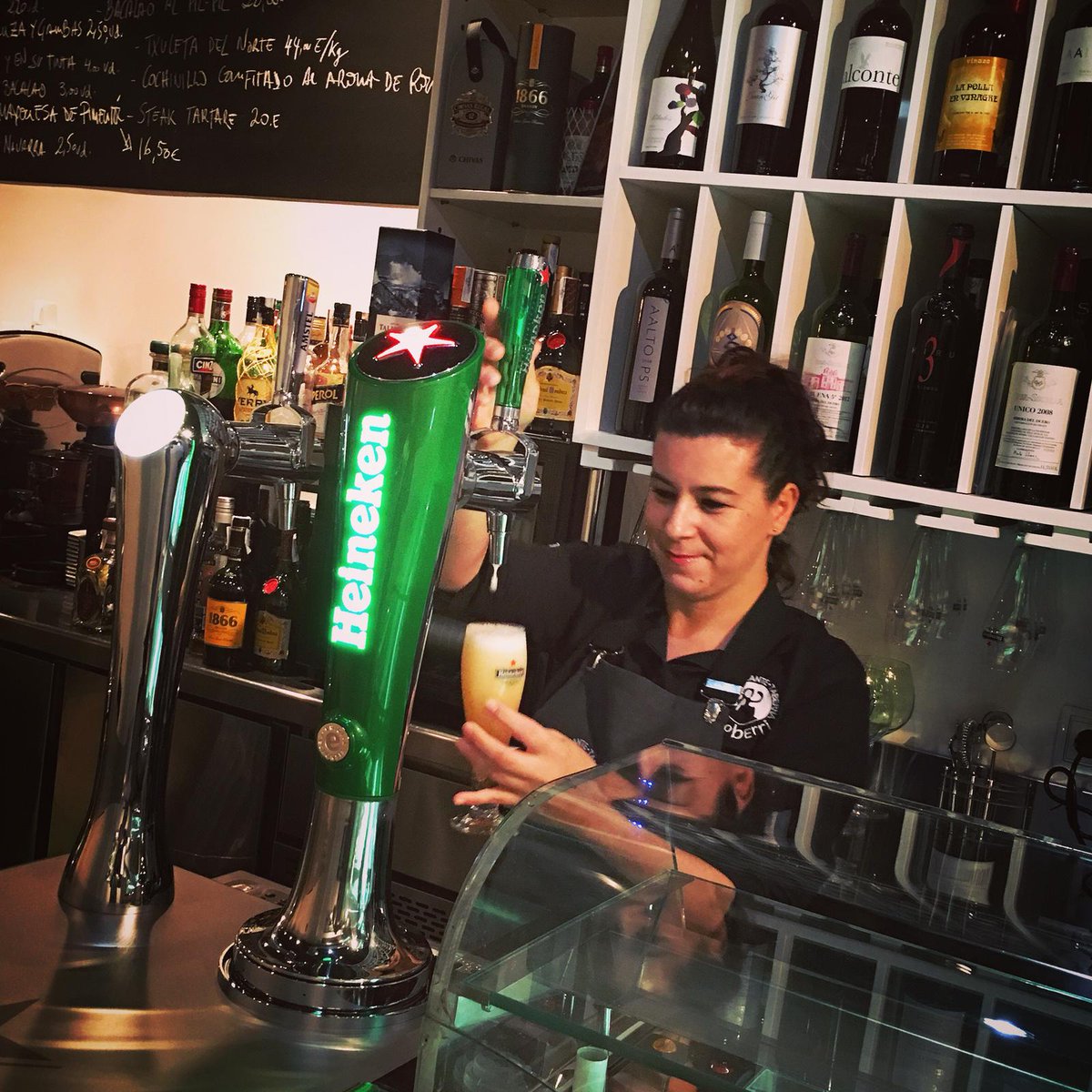 ¡Ya estamos por aquí! ¿Os apetece una cerveza antes de empezar? Fresquita, fresquita 🍺😉
#easoberri #restaurantevasco #valencia