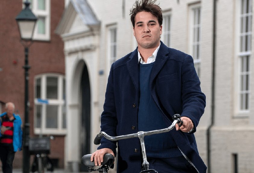 BernieMagazine's tweet image. Lorenzo van der Weiden is namens 50Plus burgerraadslid in de gemeenteraad van Breda. Zijn keuze lijkt voor iemand van zijn leeftijd misschien niet gebruikelijk, maar voor hem was de stap naar 50Plus niet meer dan logisch. berniemag.nl/verbinding-tus… @50pluspartij @Burgerraadslid0