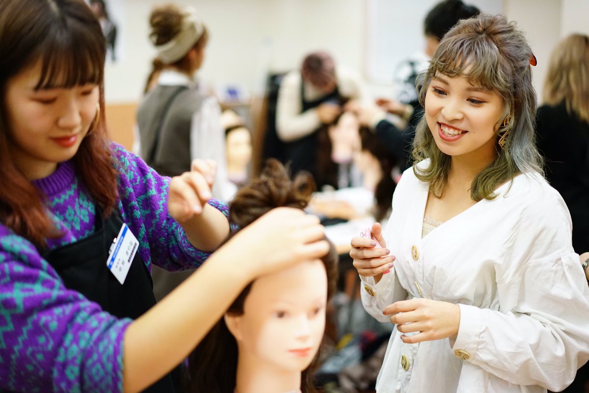 中日美容 名古屋の超人気サロン Axisさんに来ていただいてヘアアレンジの授業をしていただきました 今回講師として来てくれたスタッフさんは全員中日美容の卒業生です 中日美容 中日美容専門学校 名古屋の美容学校 美容学校 美容学生 美容師