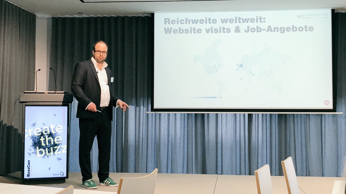 wittfra's tweet photo. Pascal Volz von @fischerAppelt zeigt, wie die #HireUsAsATeam-Kampagne mit 60€ Budget erfolgreich wurde: Bekanntes und emotionales Thema, Kreativität/Uniqueness, Speed/Timing, Gründe zum Teilen der Kampagne, Multiplikatoren/Influencer genutzt. #BuzzCon18 #BuzzCon https://t.co/Cjc7EAG83M
