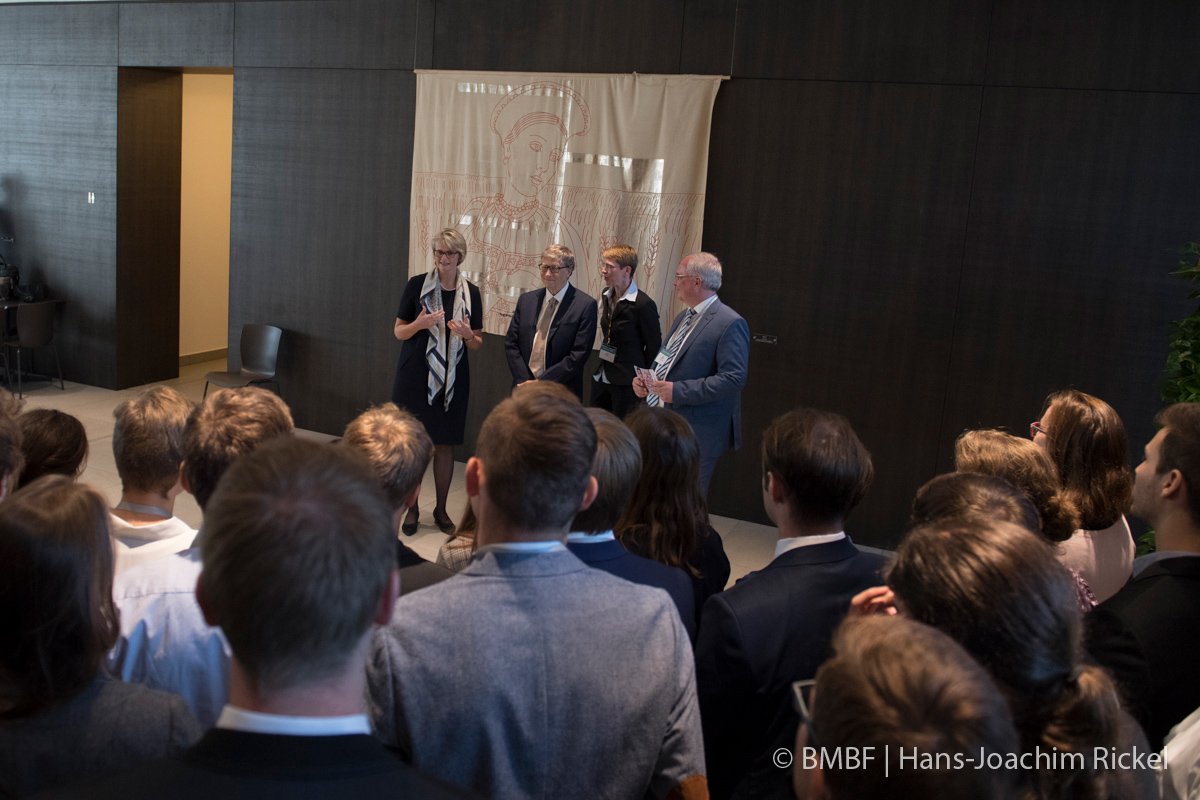 bmftr_bund's tweet photo. Rund 50 Alumni aus dem Netzwerk von @jugend_forscht hatten während der Konferenz die Gelegenheit, sich in Workshops mit Fachexperten zu aktuellen Fragen der globalen  Gesundheitsforschung auszutauschen. Ihre Ergebnisse besprachen sie auch mit BM @AnjaKarliczek &amp; @BillGates. https://t.co/0ydlbTYJKo