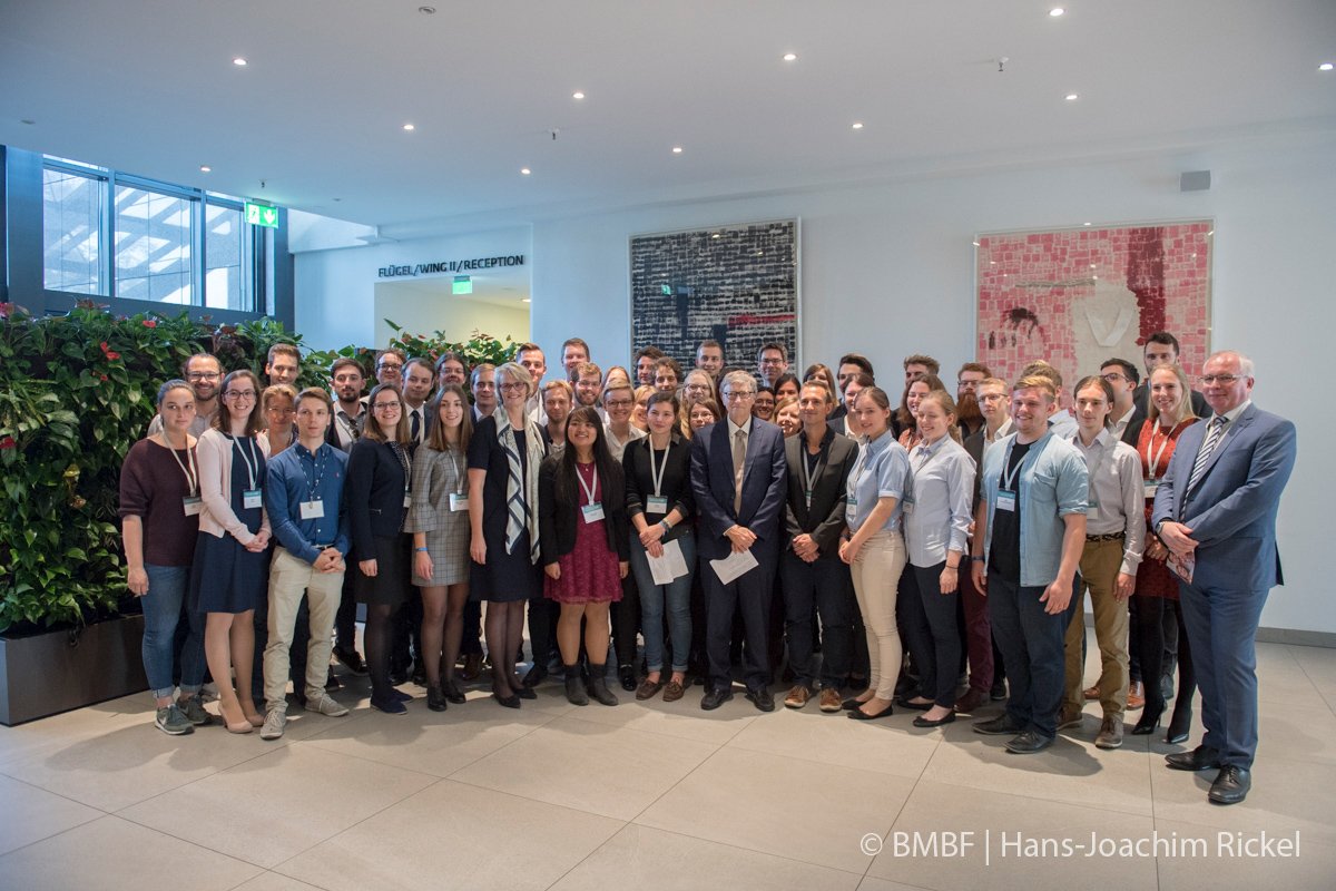 bmftr_bund's tweet photo. Rund 50 Alumni aus dem Netzwerk von @jugend_forscht hatten während der Konferenz die Gelegenheit, sich in Workshops mit Fachexperten zu aktuellen Fragen der globalen  Gesundheitsforschung auszutauschen. Ihre Ergebnisse besprachen sie auch mit BM @AnjaKarliczek &amp; @BillGates. https://t.co/0ydlbTYJKo