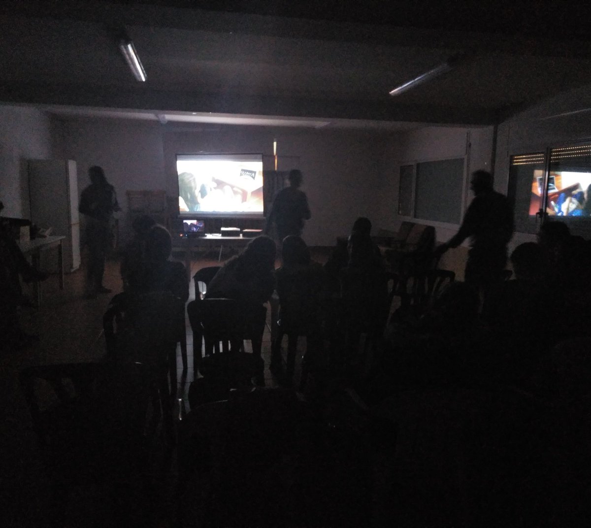 SeraSanchez's tweet photo. Proyección del #cortometraje de los #jóvenes de #Montbarbat. Proyecto #itutambé #MaçanetdelaSelva #educaciónsocial #cine #cortometraje https://t.co/gi2V0LVezN