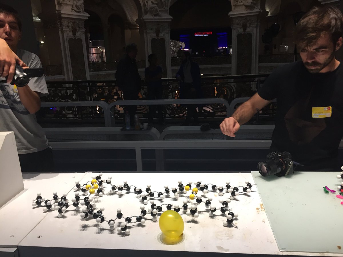 Blablareau's tweet photo. En fin de tournage au Palais de la découverte !!
@brusicor02 grand merci pour ton aide !!! 👍✌️
#caoutchouc #latex #vulcanisation #agrumes https://t.co/Bq27pKGzrz