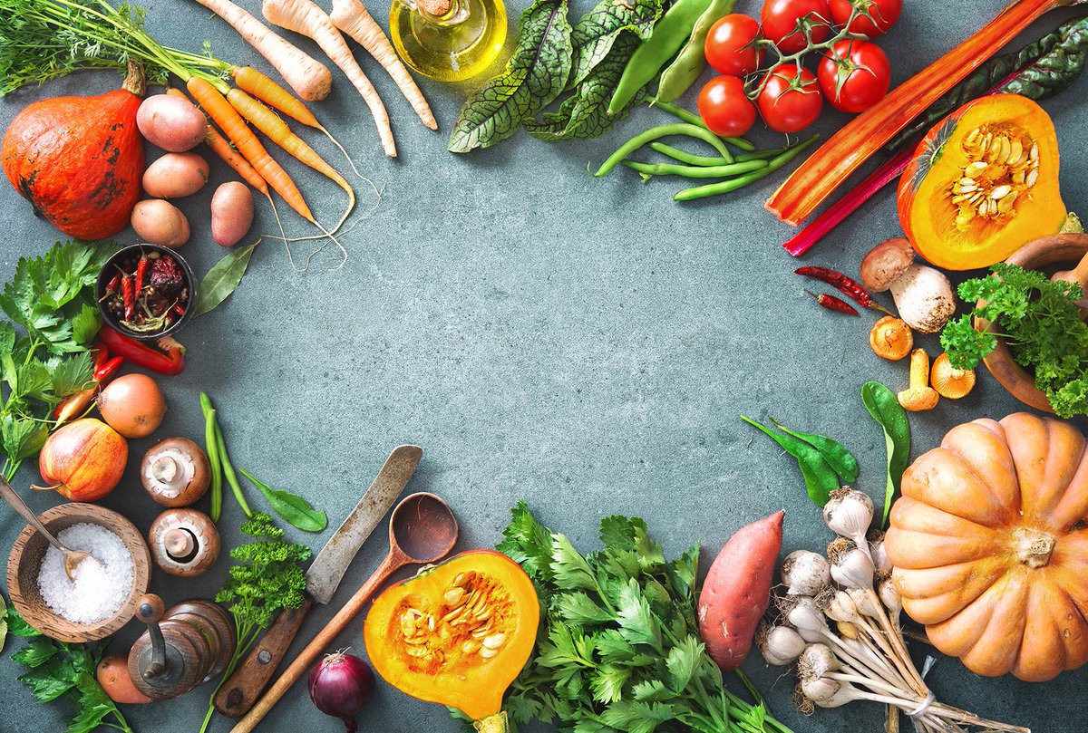 3 jours après la Journée Internationale du Hamburger, aujourd'hui nous célébrons la Journée Mondiale de l'Alimentation ! #bonappétit #healthyfood 🍆🍅🍐