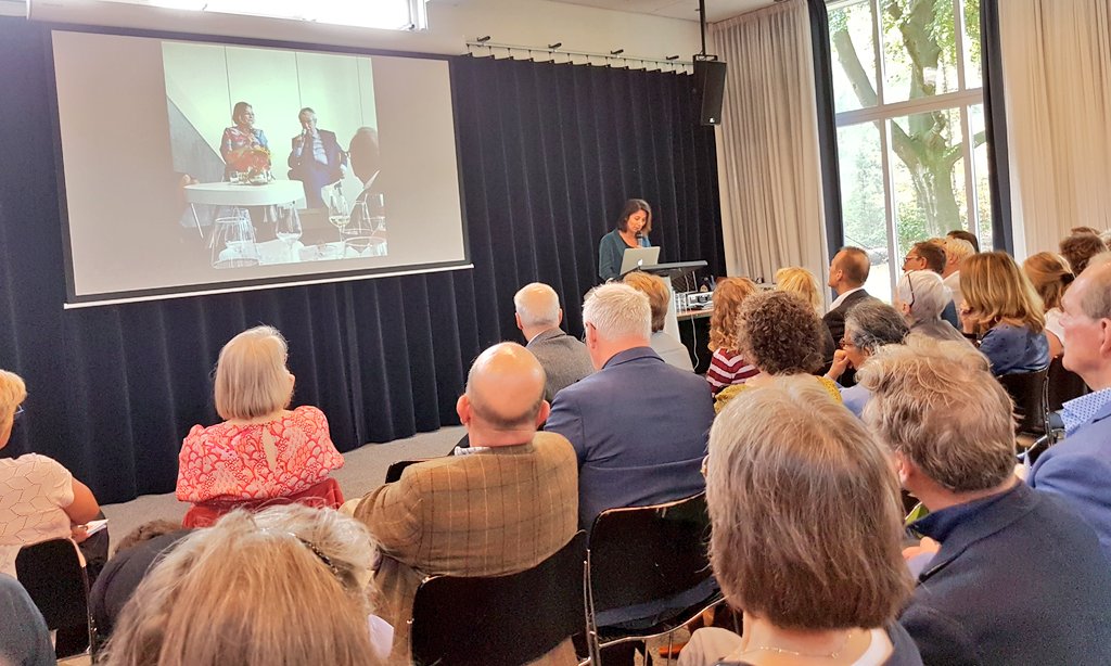 Mensen met #dementie geven aan dat niet het #brein deffect het ergst is, maar de omgeving, mensen praten over ipv mét, mensen blijven weg er is zichtbaar ongemak
<a href="/annemeithenl/">Anne-Mei The</a> #socialtrials #socialebenadering #Odensehuizen