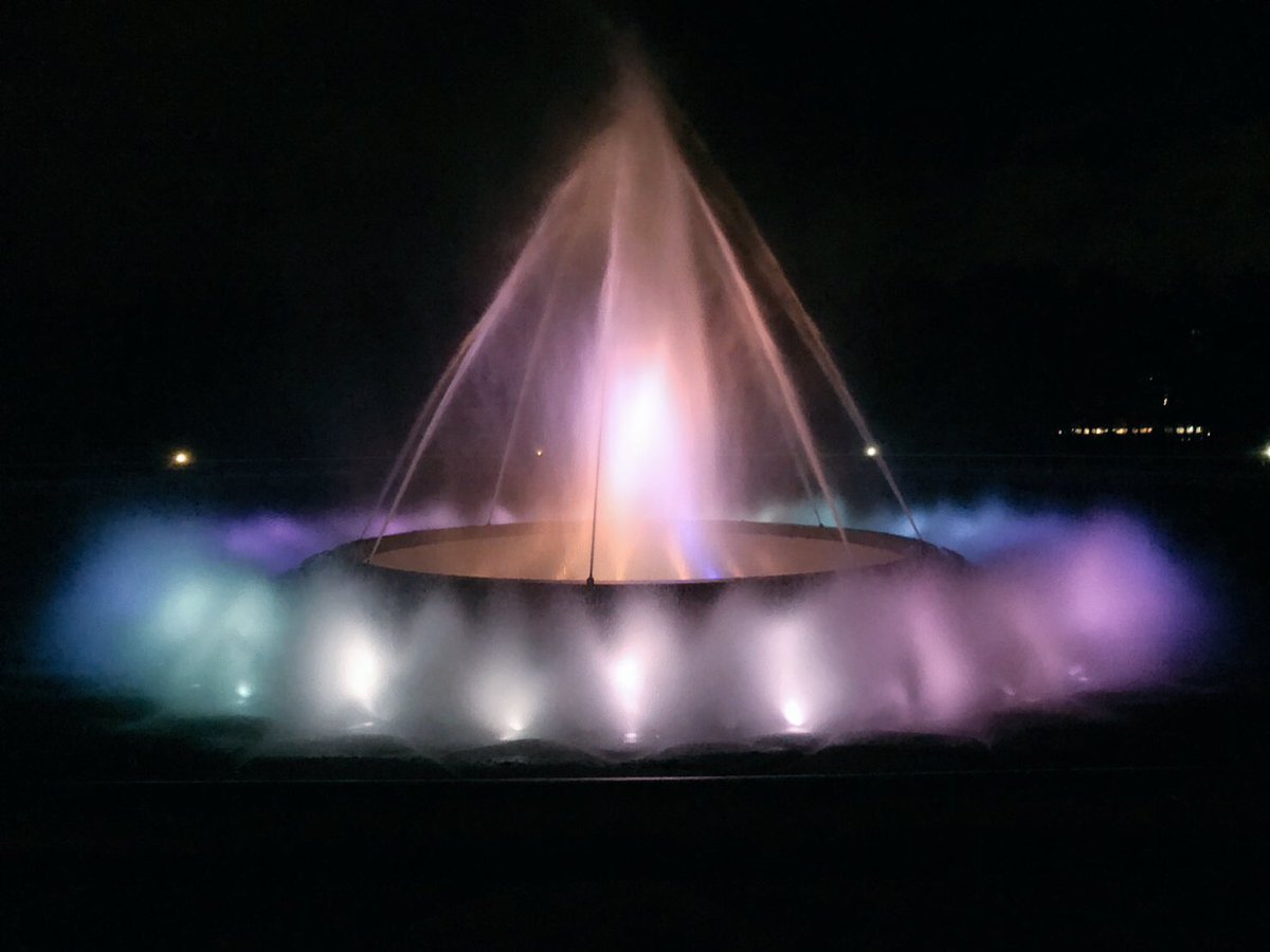 Tomrin 大好きなモエレ沼公園にも行ってきた 海の噴水は10月末で春まで休演になるのでぜひ興味ある方行ってみてください 海の噴水 モエレ沼公園 昼間より夜がステキ