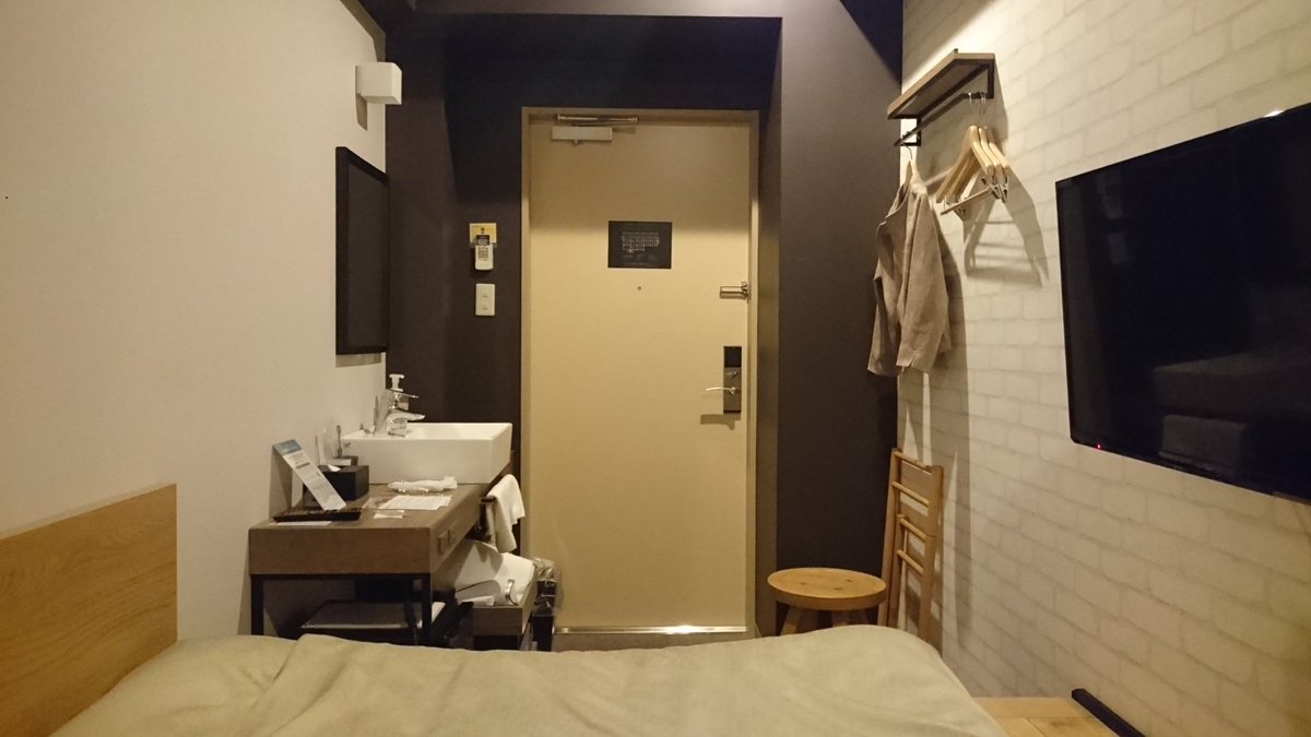 えみやー ビジネスとカプセルの中間くらいで 部屋はダブルベットと洗面台のみで トイレ風呂は共用 テレビ 冷蔵庫はあり 廊下からの音とかちょっと聞こえるけど 鍵かけれるし 気にしなければカプセルホテルより断然くつろげる