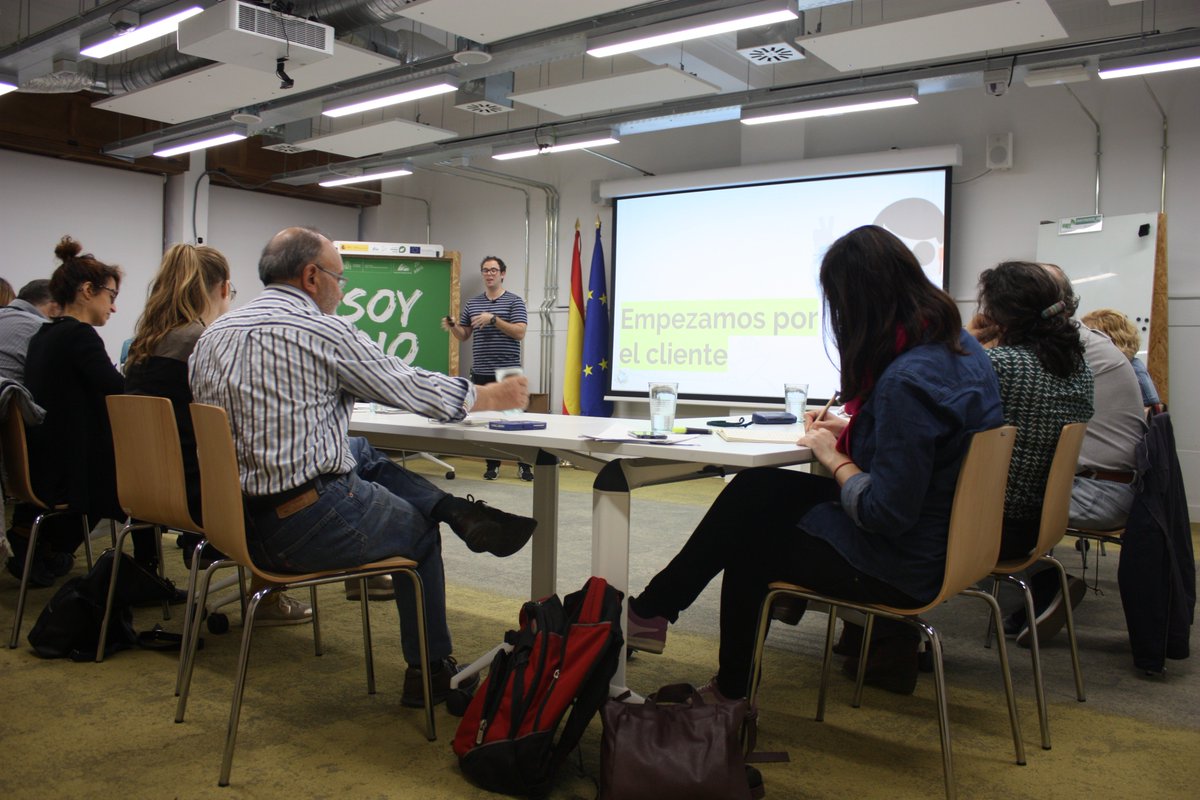 emprendeverde's tweet photo. .@andresturiweb, Co-founder y Project Manager de @asirimk, comparte con los 18 participantes del programa #LABImpulsosVerdes todos sus conocimientos y experiencia en #Marketing y comercialización del #TurismoSostenible y responsable. https://t.co/17IQrIlV4I