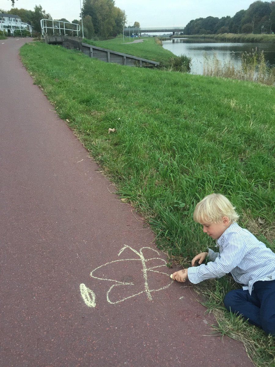 Children replicate their parents behaviour. Where ever I pick up a piece of #litter I draw a butterfly. 

Why? I believe in a bright future for my kids. And I believe in the flap of a butterflies wing.

en.thepowerofone.nl #pwr1