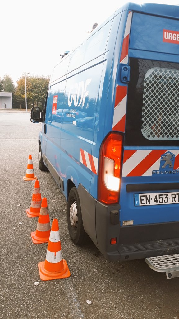 GarciaPierric's tweet photo. Ce matin: exercices et manoeuvres de nos vehicules. Nous échangeons sur les contraintes et trouvons des solutions. Tous acteurs de la #prevention #securite à l'AI Ouest Normandie. #GRDFNO https://t.co/1NArjgmr3x