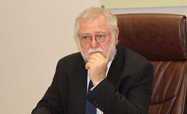 Finance minister Calle Schlettwein has approached the African Development Bank to immediately stop the multibillion-dollar tender process for the rail and roads projects that would only benefit foreign contractors. buff.ly/2ExrxGq
