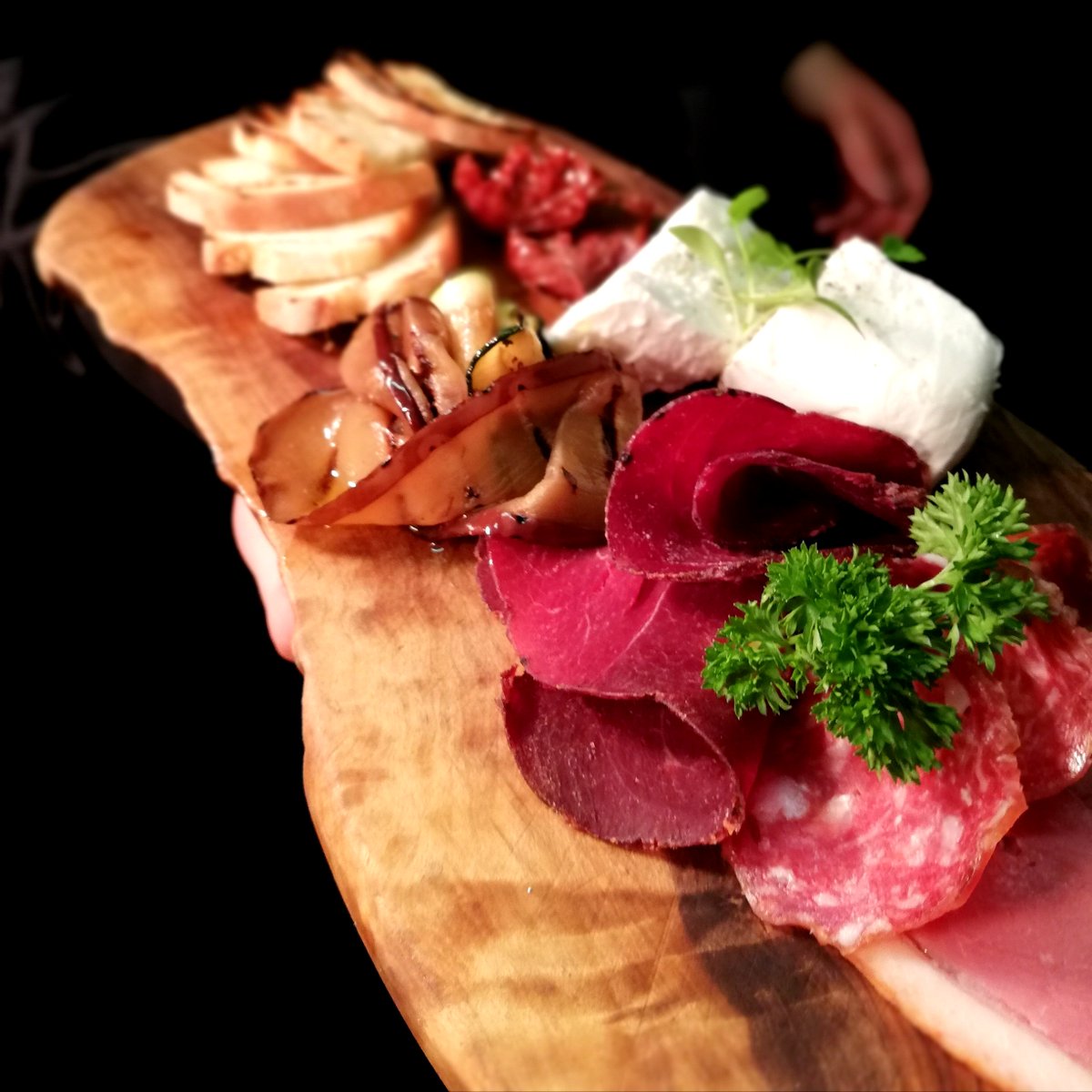 Try our lovely selection of imported regional cured meats, cheese and grilled marinated vegetables #atouchofitaly #italia #italy #italianrestaurant #sottosottobath #sottosottouk #bath #italianfood #sogood #yummyfood #cicchettidellacasa #realitalianfood #italianchefs