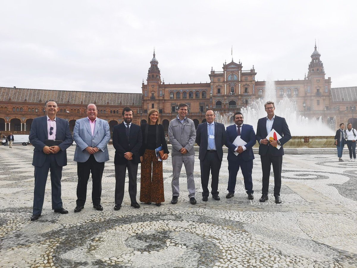 En la Exposición de Vehículos Carrozados de <a href="/ANFACAR_/">ANFACAR</a> que acaba de inaugurarse con motivo de su décimo aniversario. 
Puede visitarse en la plaza de España de Sevilla hasta el jueves. #somosingenieros #ingenieria #ramaindustrial #carroceria #remolques