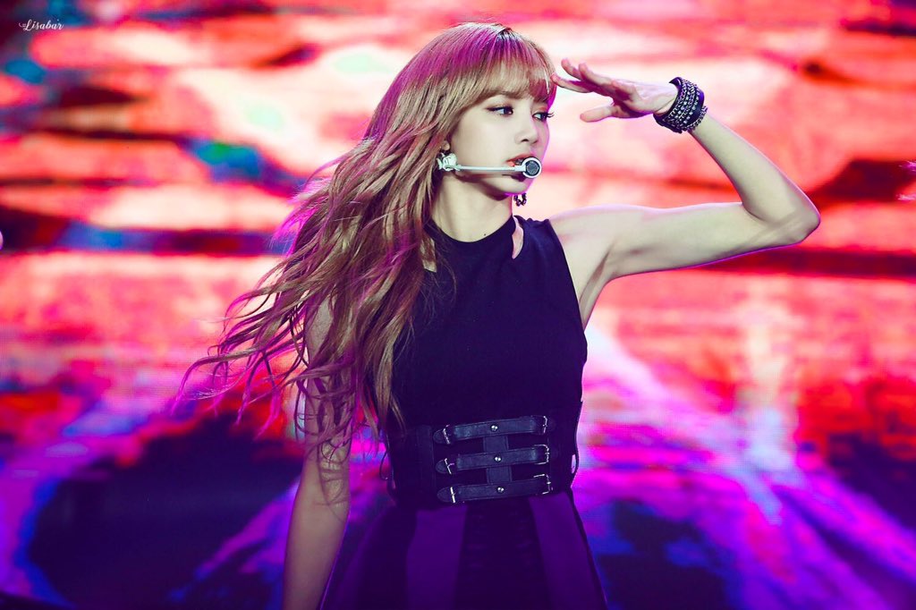 Сколько лет лисе из blackpink. Лалиса Манобан. Лалиса блэкпинк. Лалиса Манобан Black Pink. Лиза Блэк Пинк.