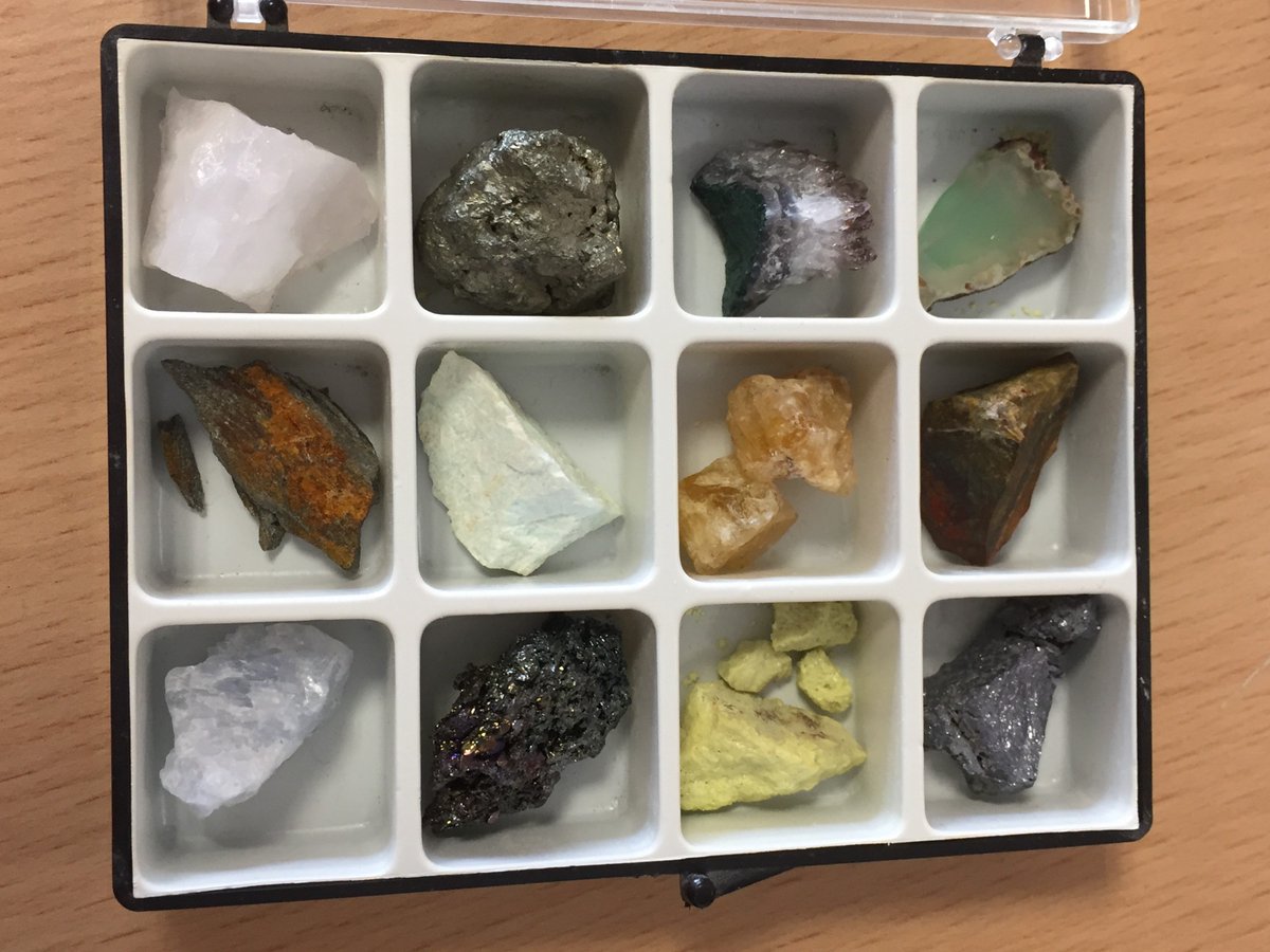 LyceeVDS's tweet photo. Mercredi dernier, les élèves du club Sciences ont fait la découverte de roches précieuses 👌 Il ont cultivé les bactéries et champignons présents sur leurs doigts et ont expérimenté un fluide non newtonien afin d'étudier la consistance qu'il pouvait avoir en le mélangeant 😉 https://t.co/auP8pdqK1P