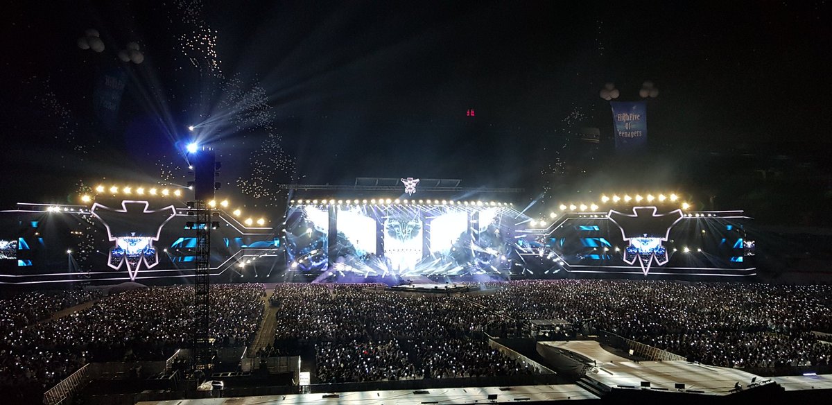 neve726's tweet photo. 20181013 - 첫날, 2층 35구역
20181014 - 둘째날, 그라운드 A구역
이틀을 함께할 수 있어 너무 행복했습니다.
눈 감았다 뜬것처럼 너무나 순식간에 지나가버린 시간이었지만 또한 강렬하게 기억속에 남을 것입니다
#foreverhot #포에버에쵸티 #우리들의노래는끝나지않았다 #에쵸티 #기다렸어hot https://t.co/IuhJGMkYHR