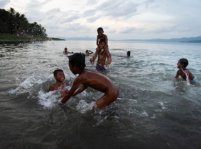 jmaentz's tweet photo. Indigenous Mamanwa children playing in Lake Mainit, Agusan del Norte. 
katutuboproject #katutuboproject #mamanwa #lakemainit #playful #philippines #mindanao #everydayphilippines #documentaryphotography #tribe #indigenouspeoples #indigenouspeoplesmonth https://t.co/9ZS6aPDi9A https://t.co/BSLRbnXwEW
