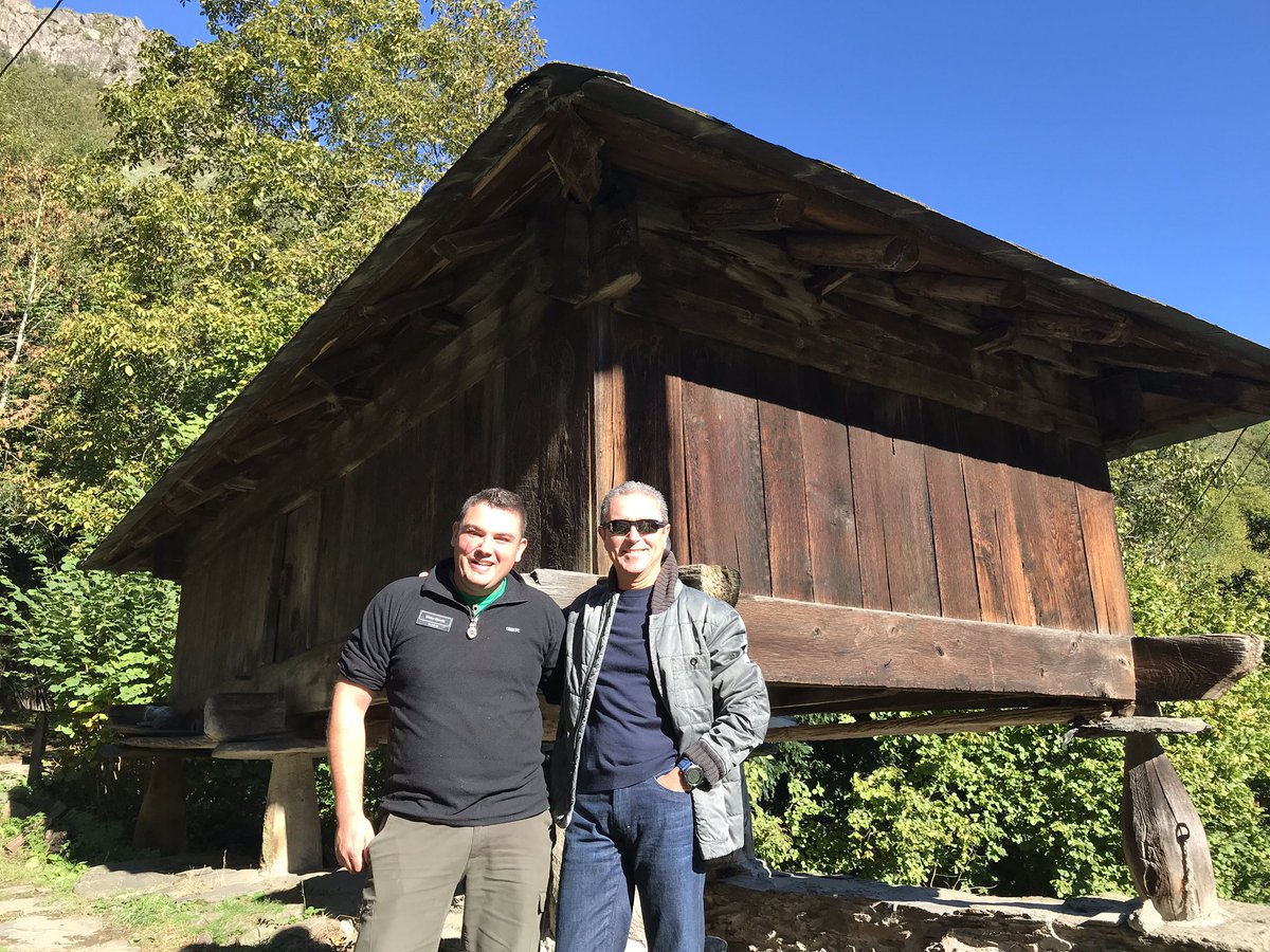 JuanAAguilera12's tweet photo. Con Victor García #Guia de #ecoturismo, delante de una panera (#horreo de construcción rectangular)en L’Artosa pueblo De Fuentes del Narcea de 3 habitantes. Es otro tipo de #vida. @SoplosViajeros ,@queivitorino https://t.co/OdWyWRm768