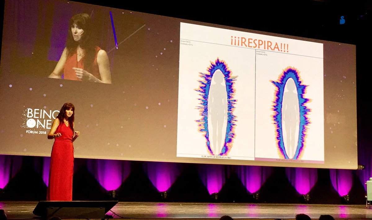 editorialsirio's tweet image. Nuestros autores participando en eventos de gran aforo. Como @anamaroliva, autora de "Lo que tu luz dice". Aquí la vemos en @BeingOneForum 🔝🔝 Consulta su libro aquí 👉 ow.ly/UbJy30mfwLA #nuevosparadigmas #conciencia