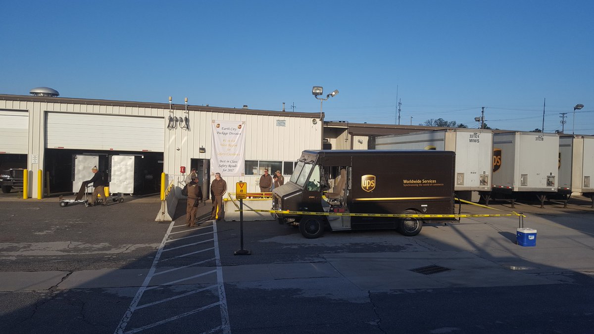 Safety6520's tweet photo. When we say 4 Feet of Space around the vehicle... are we really grasping what that is? Well guess what?! You're in luck, because Columbia's got you covered! We talked with every Driver as they entered the building and talked about 4 ft of Space! @CP_UPSers https://t.co/RHGlWWpeRr