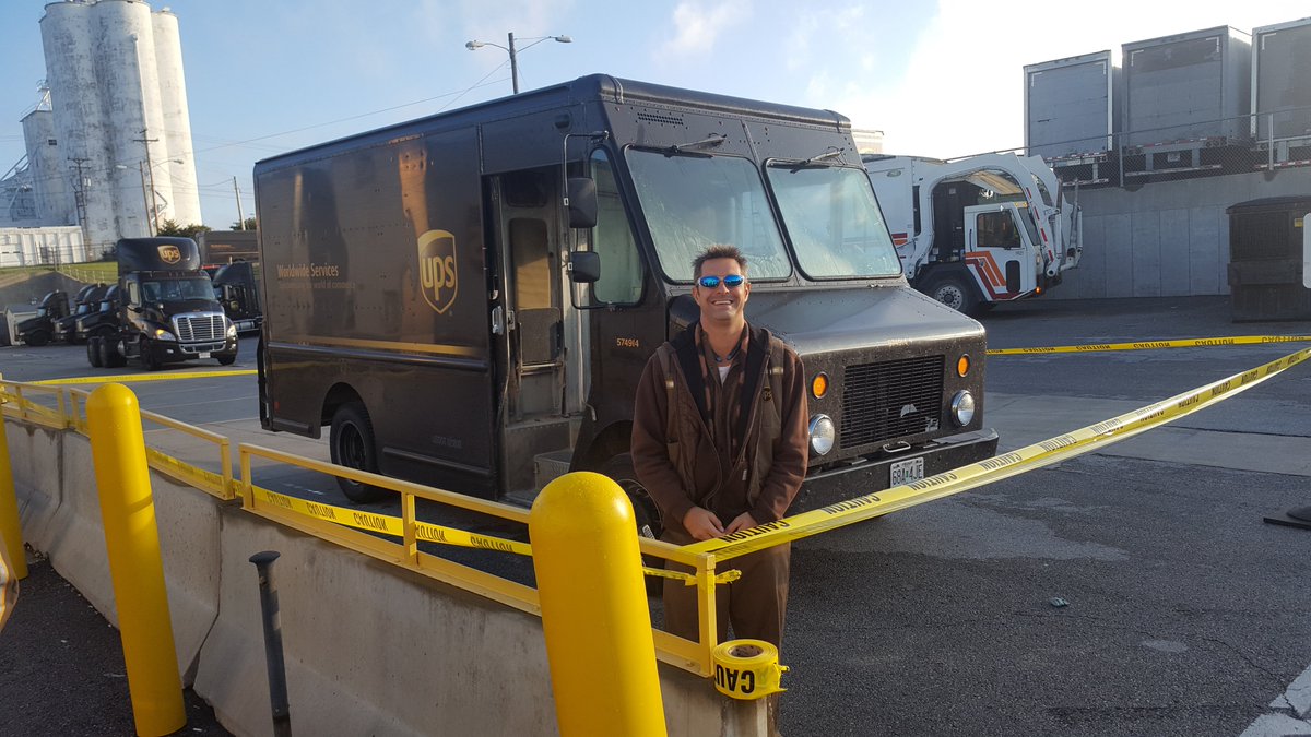 Safety6520's tweet photo. When we say 4 Feet of Space around the vehicle... are we really grasping what that is? Well guess what?! You're in luck, because Columbia's got you covered! We talked with every Driver as they entered the building and talked about 4 ft of Space! @CP_UPSers https://t.co/RHGlWWpeRr
