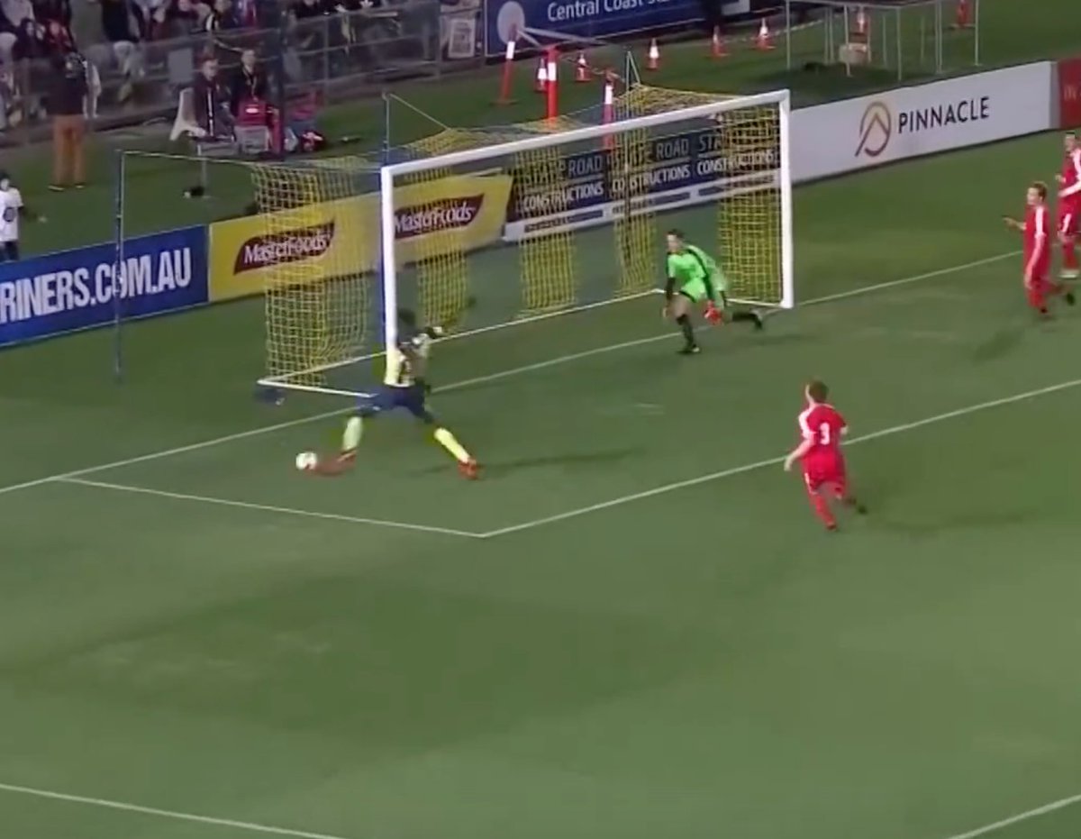 caldbeck89's tweet image. Son Heung-Min is faster than Usain Bolt!
Perfect example of the difference between sprinting speed and Game Speed. Bolt has more than enough capacity to be on the end of this cross but he completely messes up his approach; he narrows his options as he awaits the pass