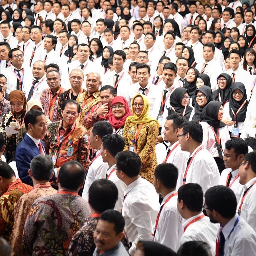 Tepat pukul 23.59 WIB semalam, masa pendaftaran CPNS tahun 2018 ditutup. Pelamar mencapai 3.627.797. Tiga juta enam ratus ribu orang lebih!

Mereka akan diseleksi untuk mengisi 238.015 formasi CPNS di 76 kementerian dan lembaga serta 525 instansi pemerintah daerah.