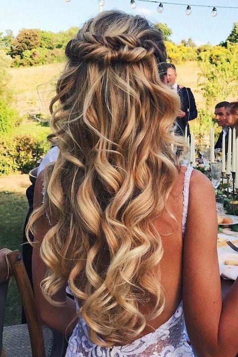 Check out this blog on the top 33 wedding hair styles to have with your hair down: 
ow.ly/55ST30mfdp4  #Hair #BridalHair #HairGoals #HairIdeas