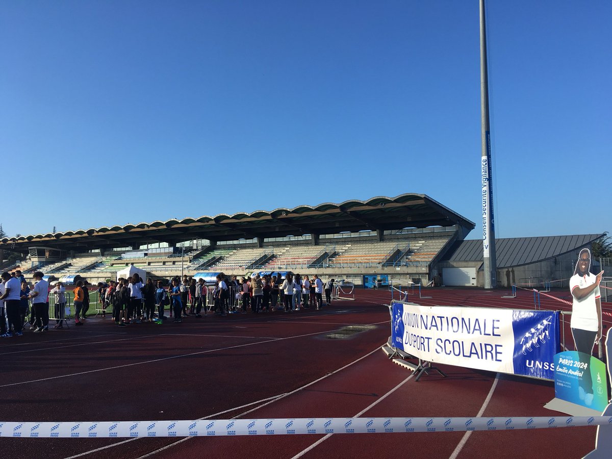 REPNiort's tweet photo. Cross du @REPNiort aux couleurs des #JO2024 @unss @usep_79 @Prevention_MAIF @Mairie_Niort @NiortAgglo @DeuxSevres https://t.co/lHK3AVfP3D