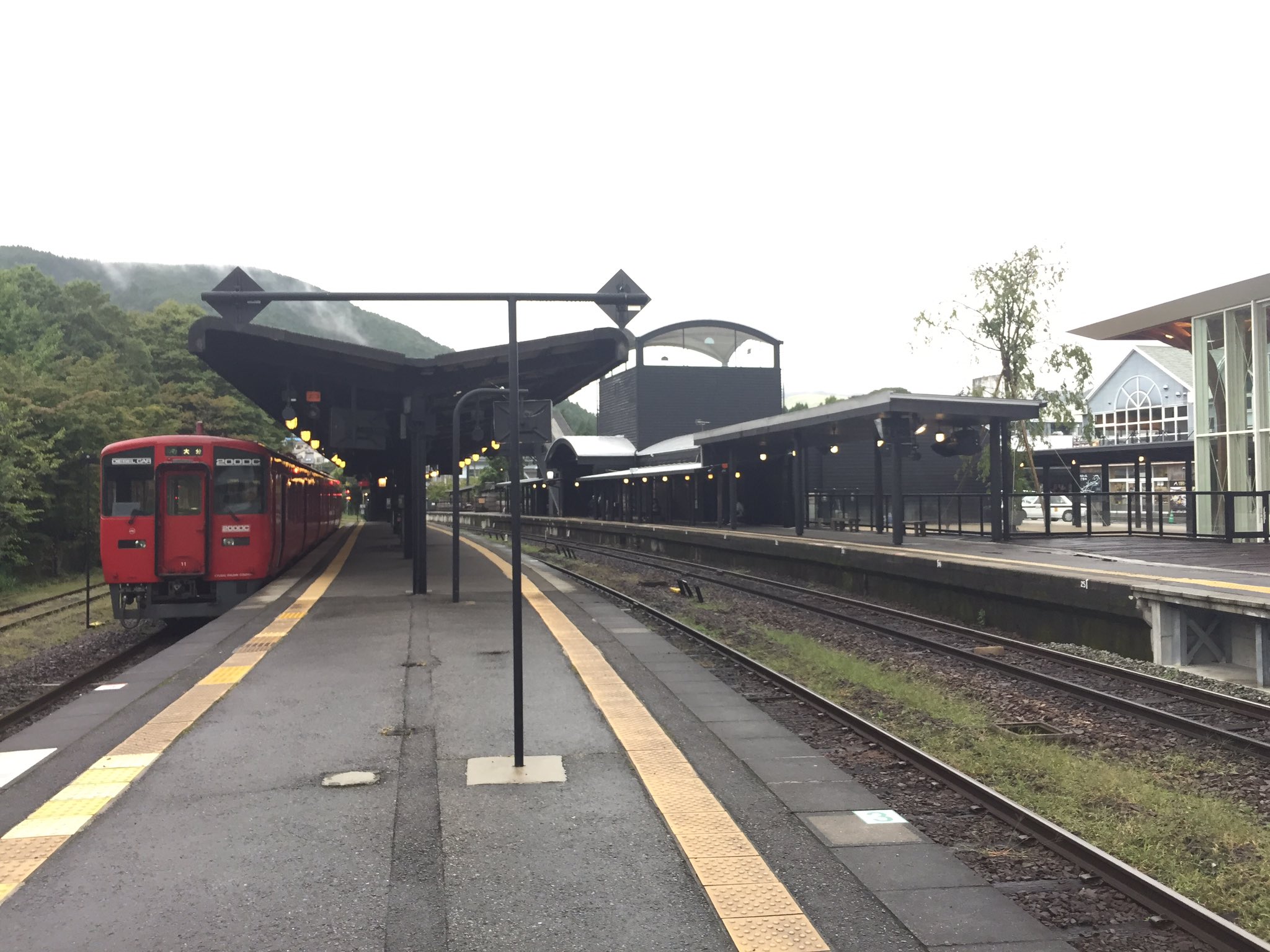 秋宮のえる のえにゃん 8 31ドラム新作上げたよ 51 日豊本線 杵築駅 大分県の城下町 杵築市の駅 観光案内所を併設 特急の一部が停車し 大分方面の一部普通列車が当駅で折り返す サンリオテーマパーク ハーモニーランド最寄駅の1つでも