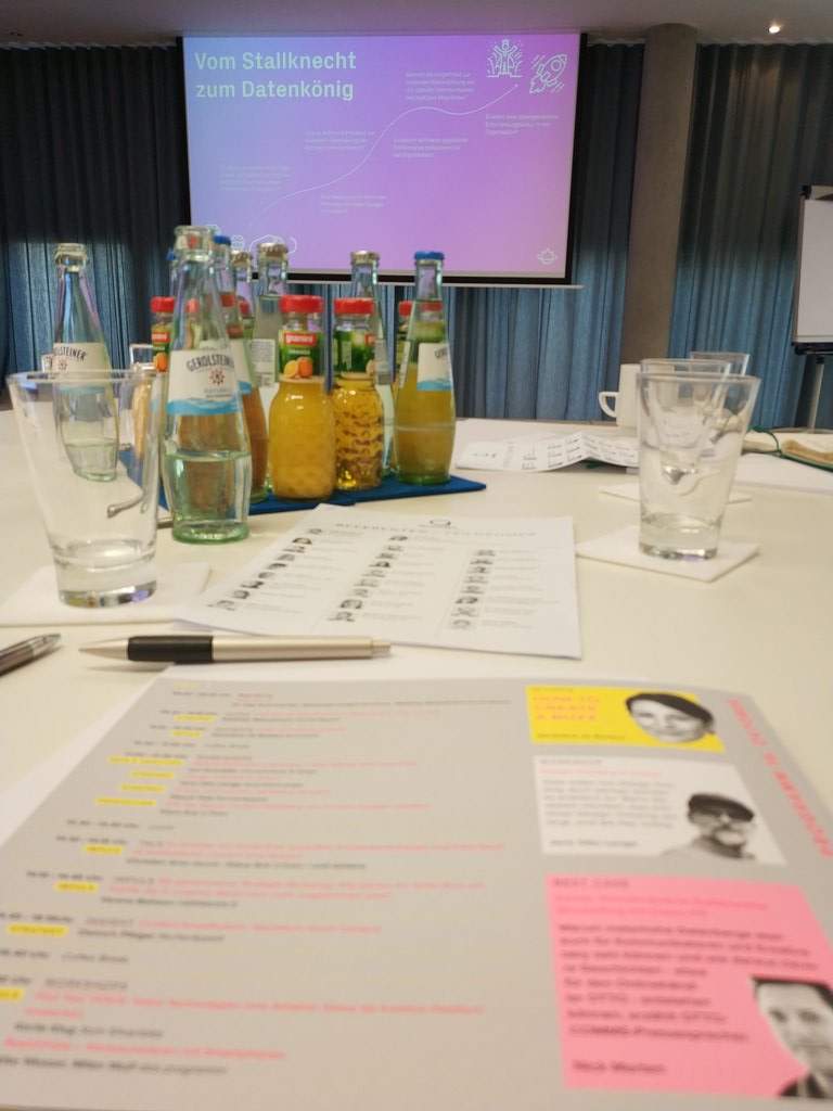 istudiedforthis's tweet photo. "Zuerst müssen die internen Prozesse und die Organisation stimmen, damit eine digitale Strategie nach außen funktionieren kann." @jurischnoeller sinngemäß über den Erfolg digitaler Strategien auf der #BuzzCon18 #Buzzcon https://t.co/nLmvAbEFi3