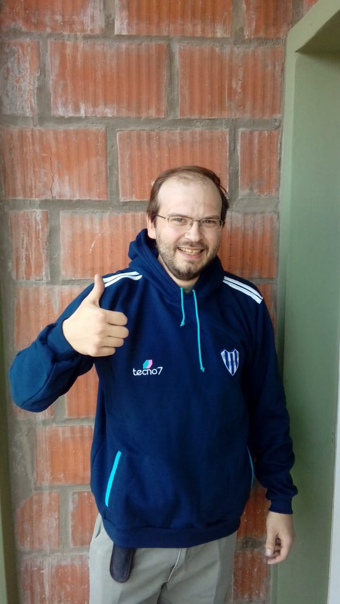 SportivoOficial's tweet photo. Fernando Weht es el feliz ganador del buzo #DelMasGrande 
Nro. 03 https://t.co/ROysutDbDC