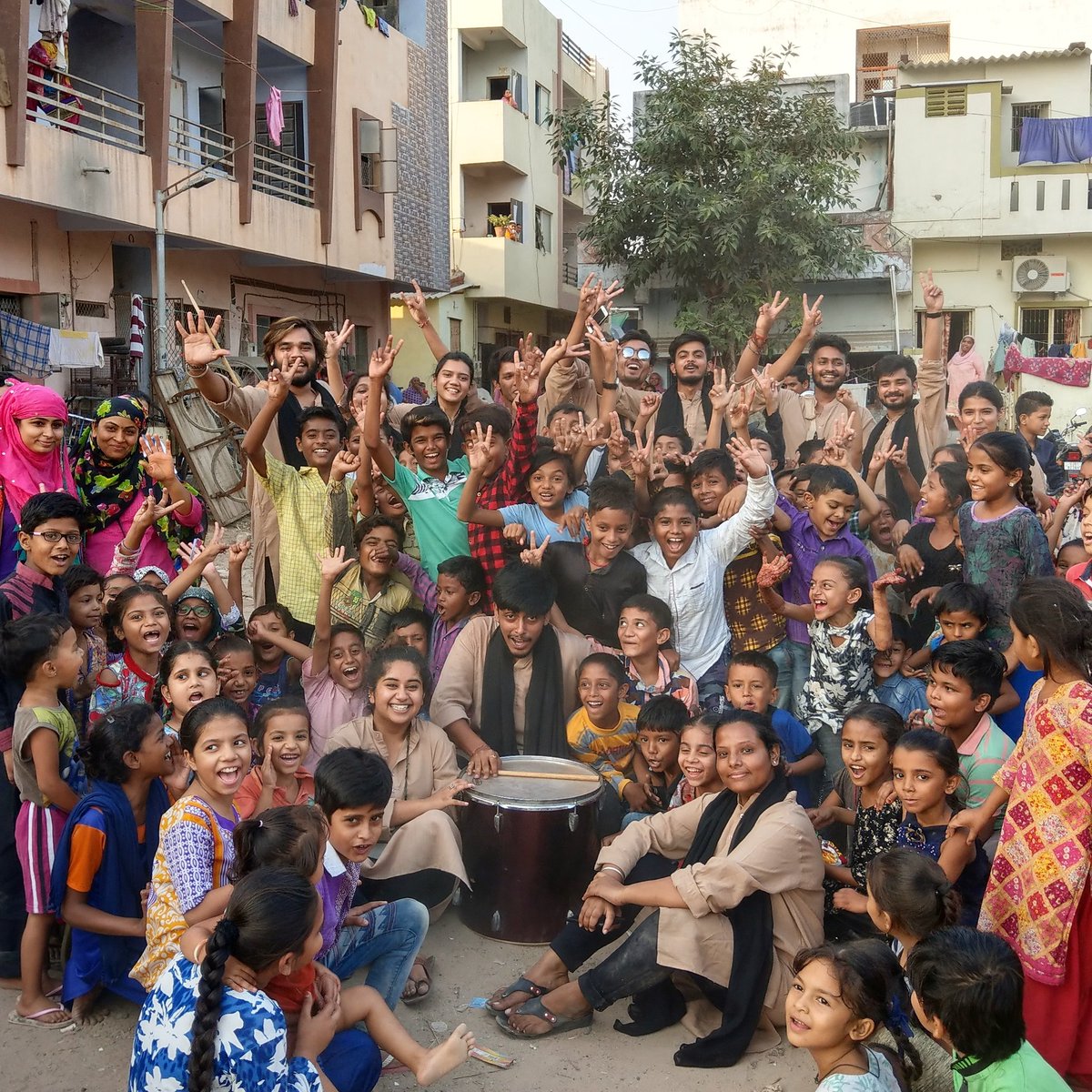 chhaap05's tweet photo. Always a delight to perform our street play productions in front of this fresh audience. Fresh to perceive. Fresh to conceive and Fresh to inculcate. Fresh to innovate.
Towards a better country!
Jai Hind!
#merichhaap #streettheater #swachhbharat #SwachhSurvekshan2019 https://t.co/Ssz4KpOEBo