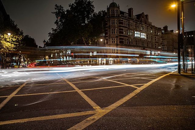 The lights move in London.
🇬🇧
💂
🌃
🌆
#londontourist #londonphotography #longexposure #longexposhots #travelphotography #travelingartist #photography📷 #photographyartistic #headlights #nightphotos #touristday #touristphoto #wanderlost #walkabout #sonyalpha #sonyalphasclub …